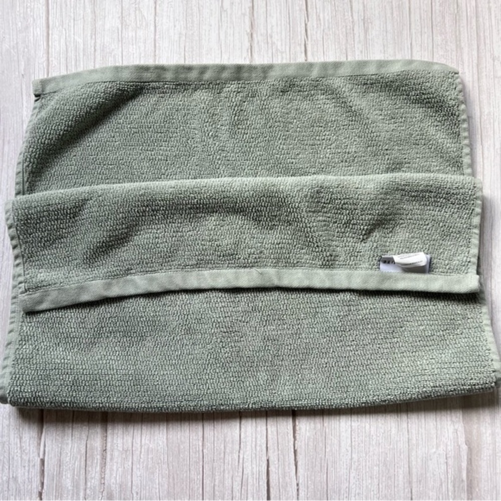 New PARACHUTE Light Green Featherweight Plush Hand Towel Size 30"×20"